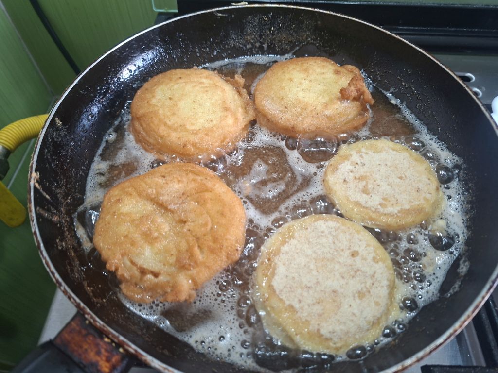 Rondele de ceapa pane, la tigaie – delicioase si simplu de facut