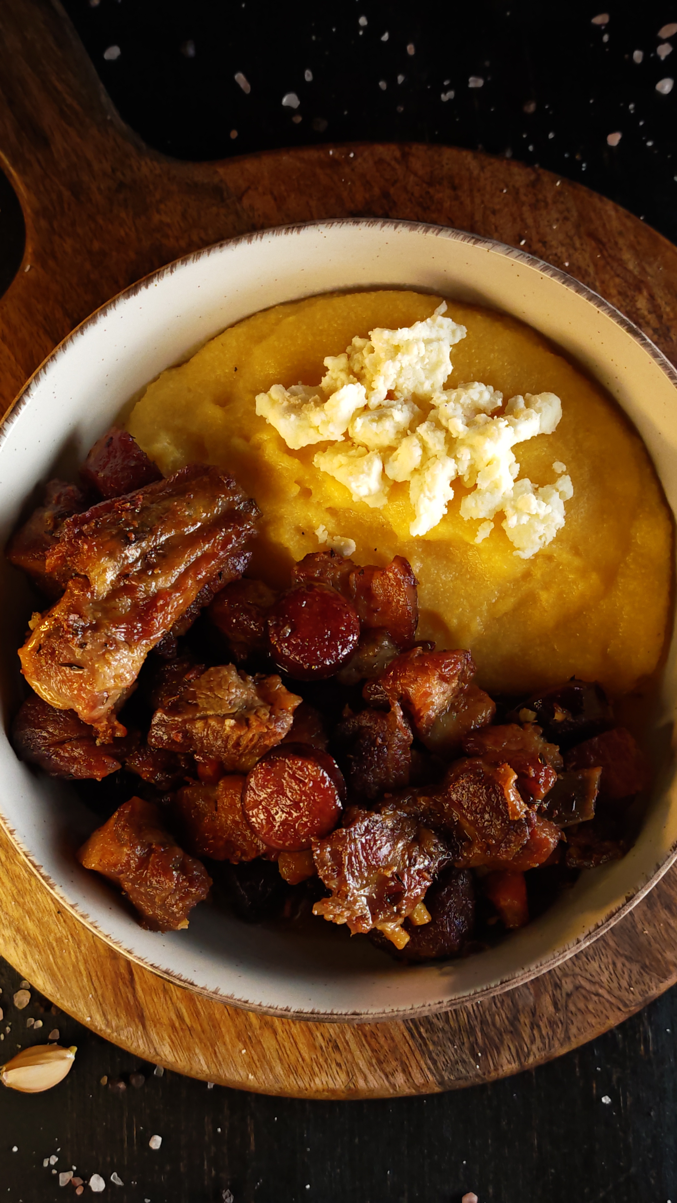 Tochitură de porc cu mămăligă și brânză - Rețeta moldovenească plină de savoare