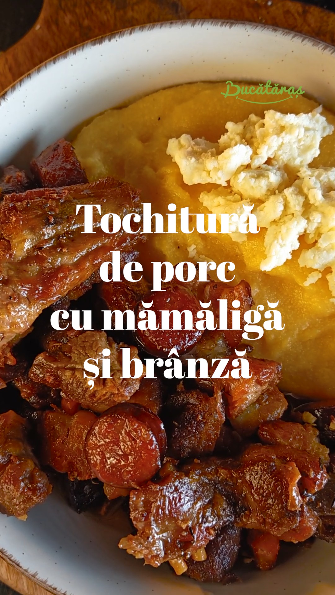 Tochitură de porc cu mămăligă și brânză - Rețeta moldovenească plină de savoare