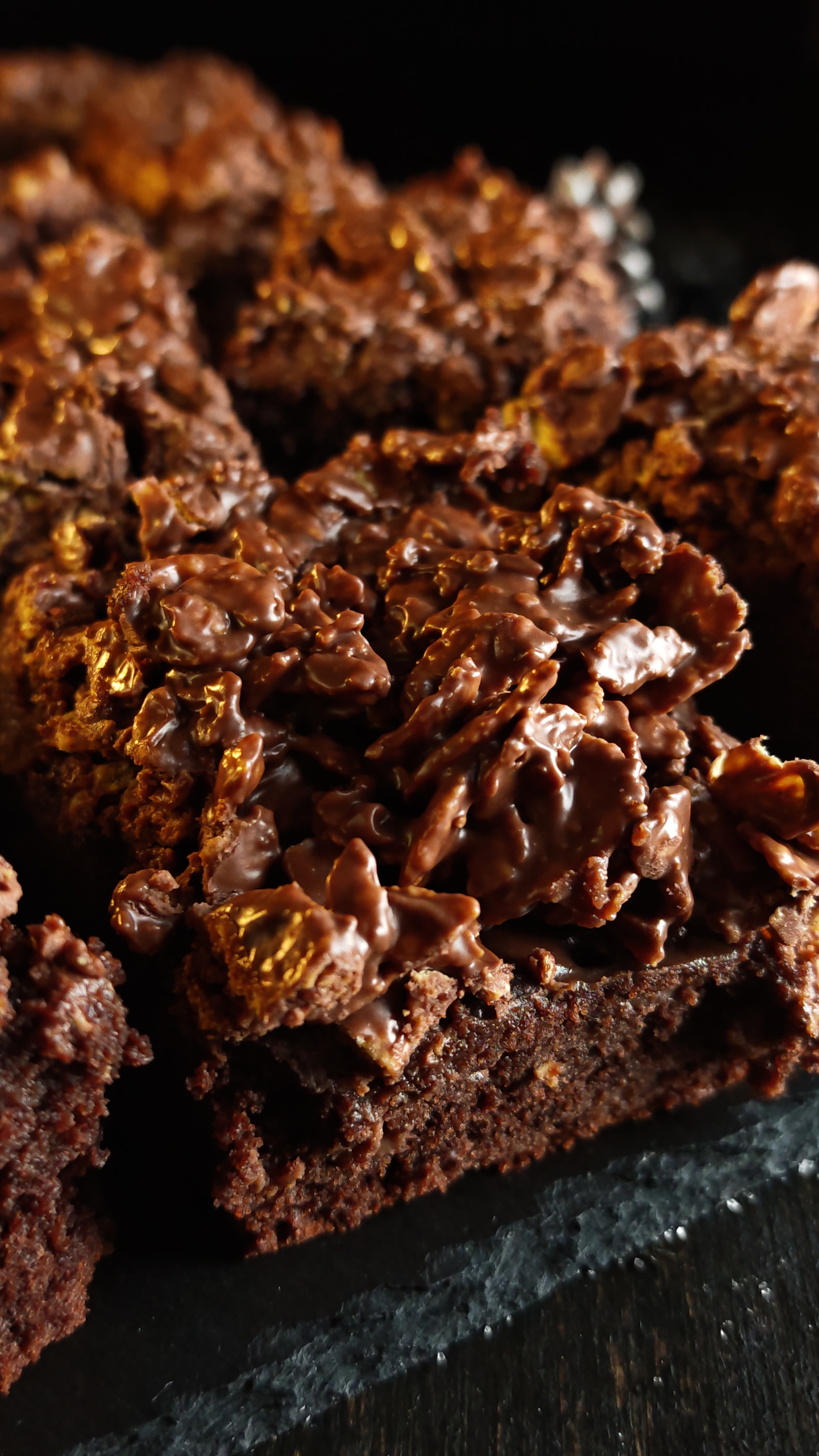 Prăjitura cu ciocolată și fulgi de porumb - Deliciu însiropat și cu o crustă crocantă