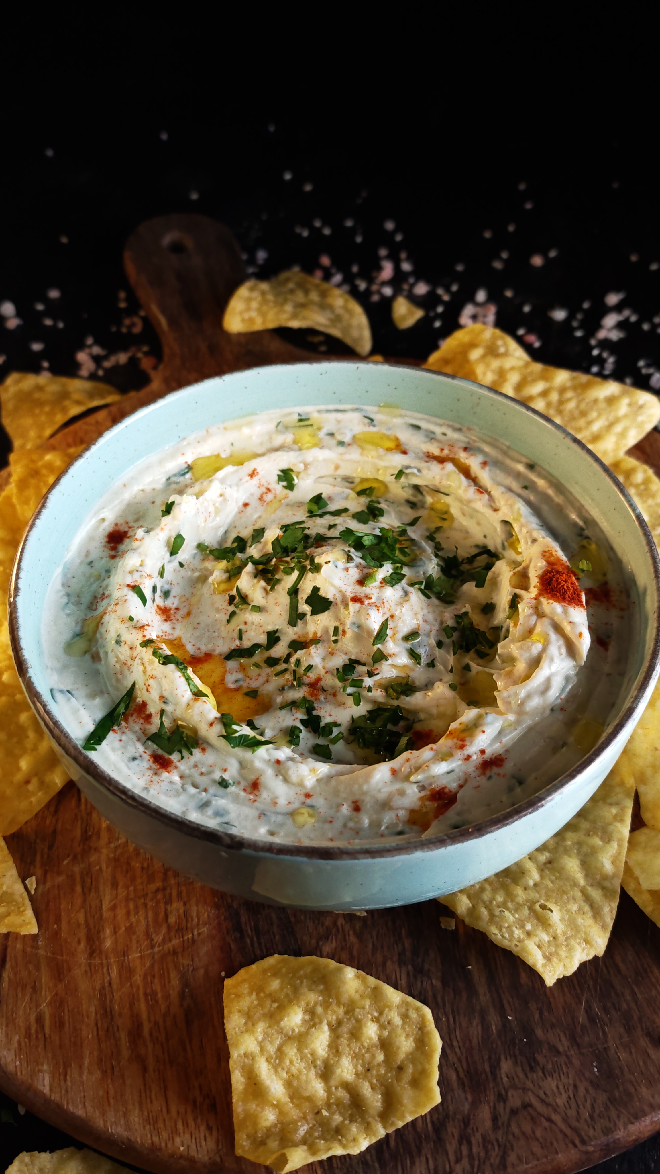 Cremă de brânză cu usturoi și nachos - Rețeta perfectă pentru un snack gustos