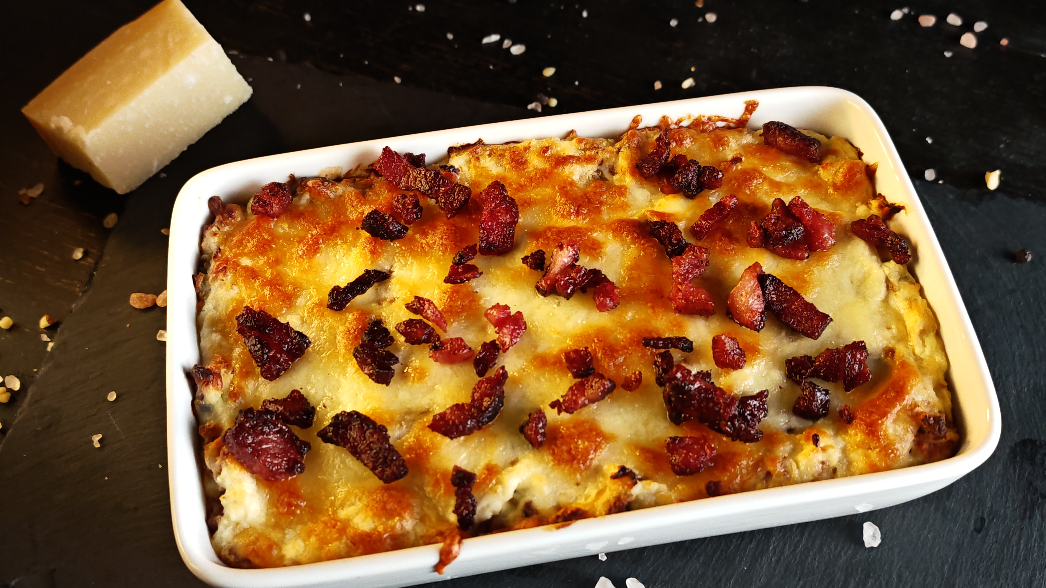 Cremă de brânză cu cheddar și bacon - Rețeta savuroasă la cuptor