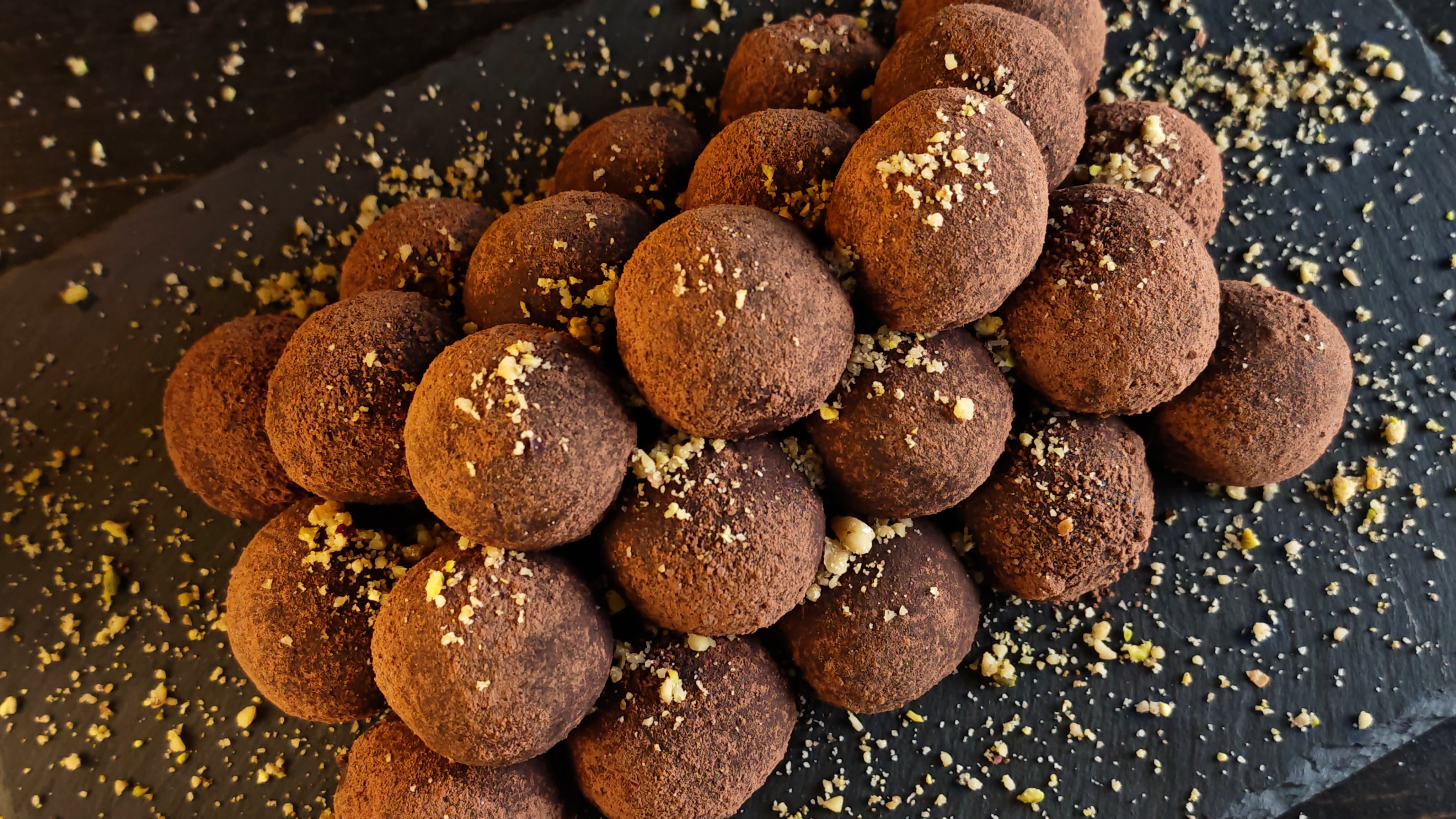 Bomboane de post cu biscuiți și nucă – desert simplu, rapid și delicios