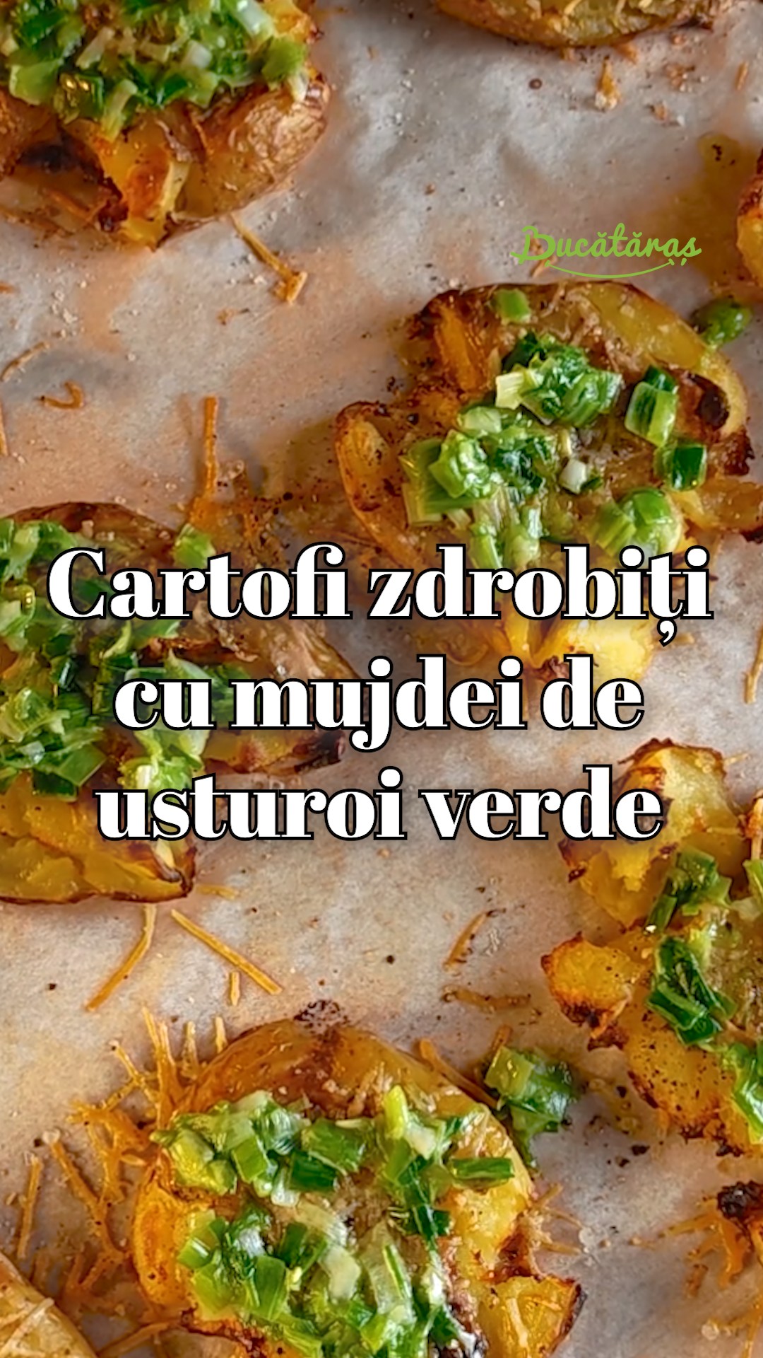 Cartofi zdrobiți, cu mujdei de usturoi verde - Rețeta simplă și savuroasă