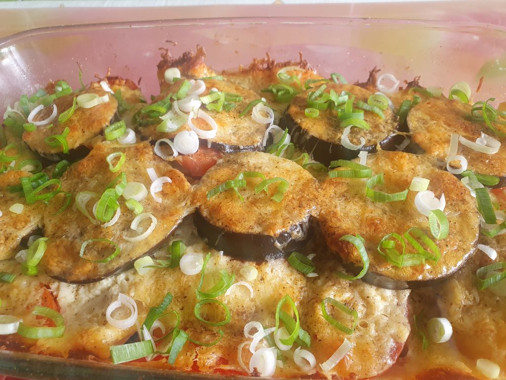 Gratin de vinete cu cartofi si cascaval – savuros si simplu de facut.