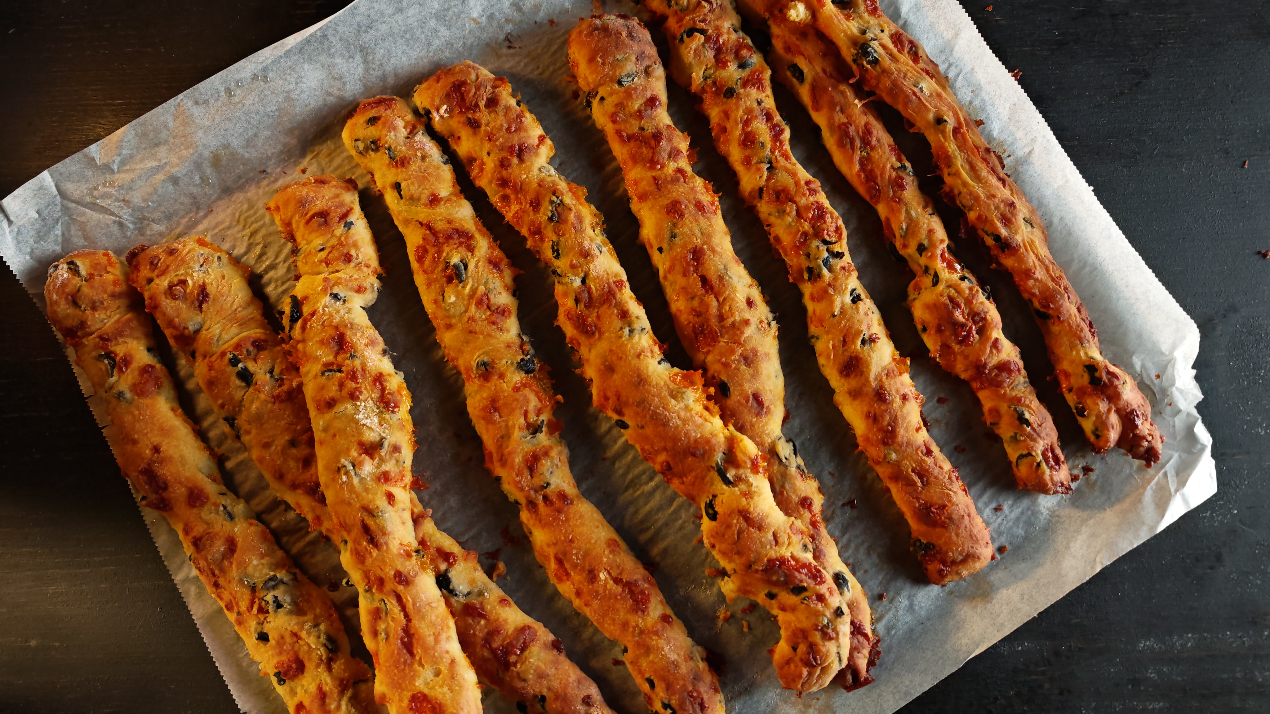 Grisine cu cheddar și măsline - gustarea perfectă