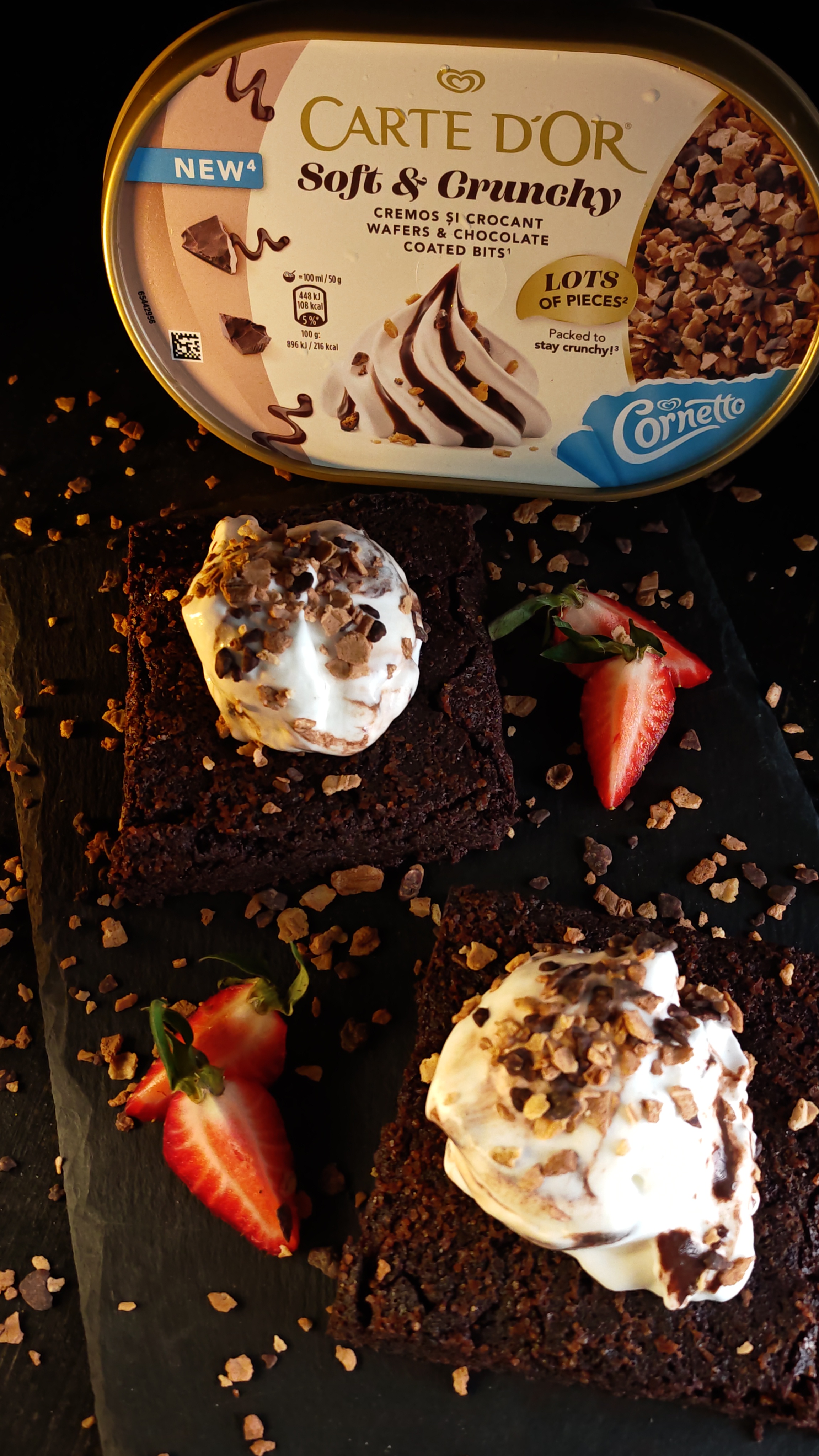 Brownie cu înghețată cremoasă și topping crunchy