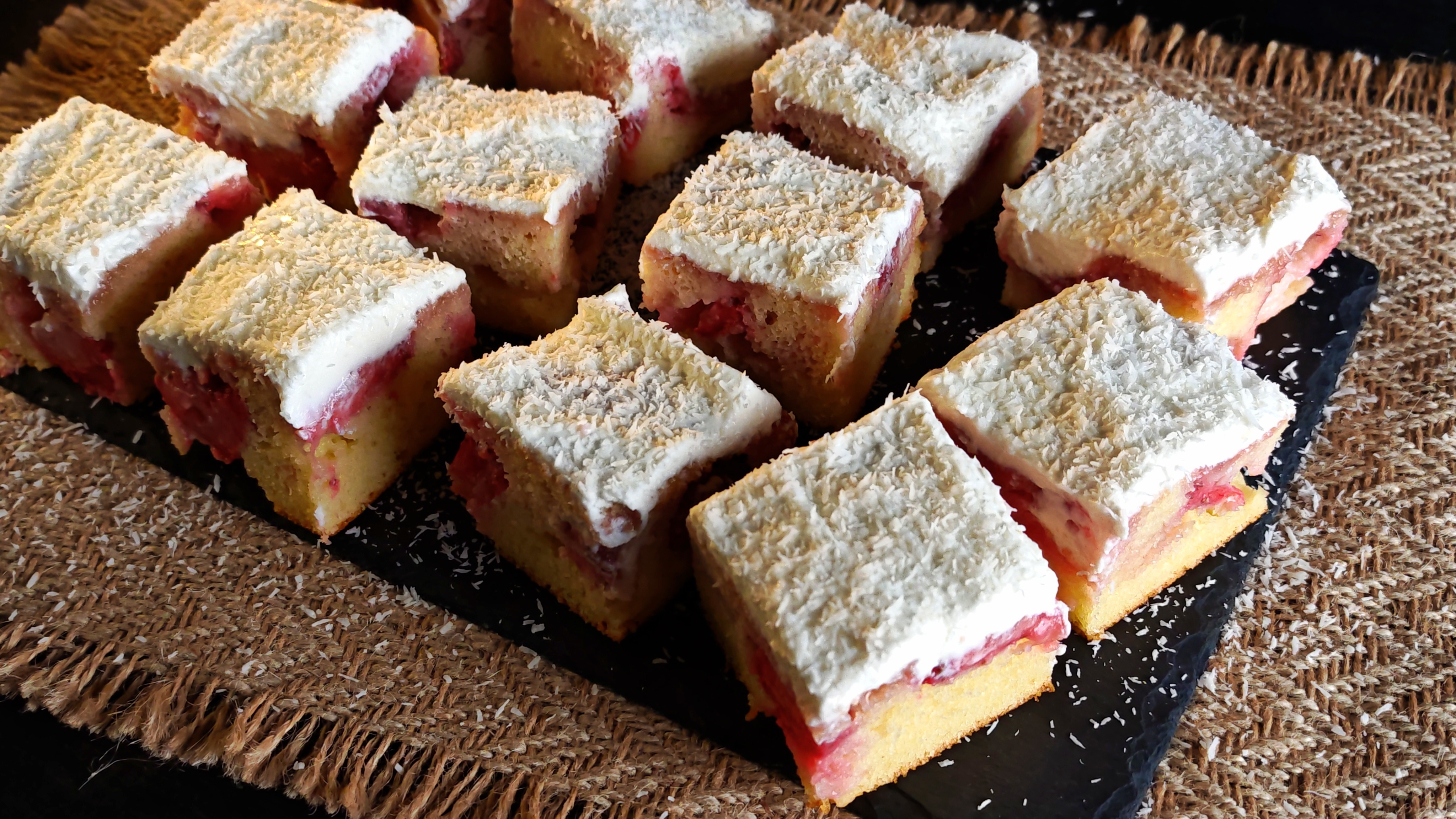 Prăjitură cu căpșuni și cremă fină - Desert delicios și aromat